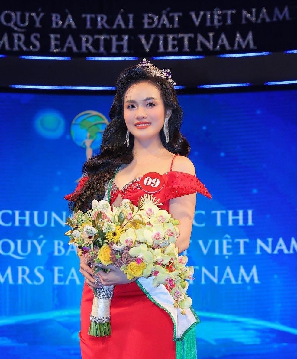 Former bank executive crowned Mrs Earth Vietnam 2024
